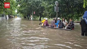 VIDEO: Kebanjiran, Pekerja di Pulomas Ke Kantor Naik Perahu