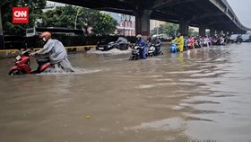 VIDEO: Banjir di Cempaka Putih, Motor Mogok hingga Macet Parah