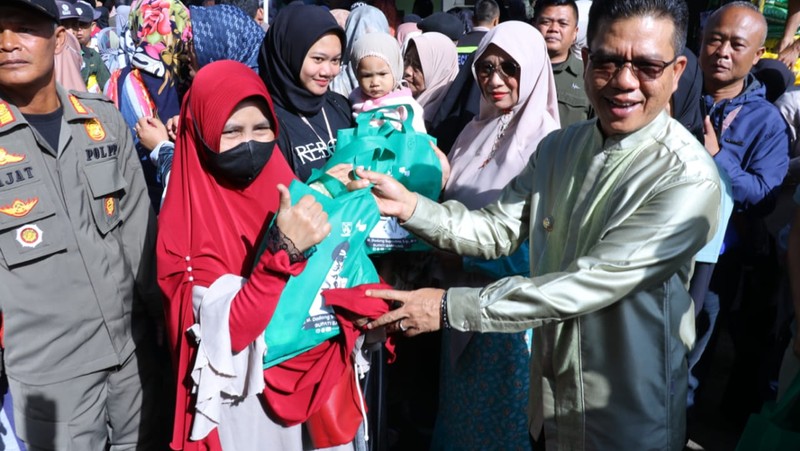 Ribuan warga dari berbagai kecamatan di Kabupaten Bandung tumpah ruah memadati halaman Kantor Dinas Ketahanan Pangan dan Perikanan (Dispakkan)