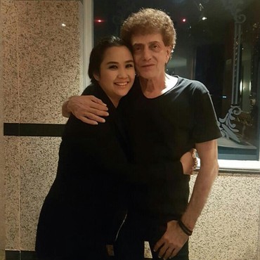 Beda Usia 37 Tahun, Ahmad Albar dan Istri Rayakan Hari Jadi Pernikahan