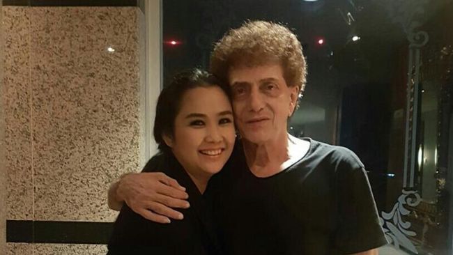 Beda Usia 37 Tahun, Ahmad Albar dan Istri Rayakan Hari Jadi Pernikahan