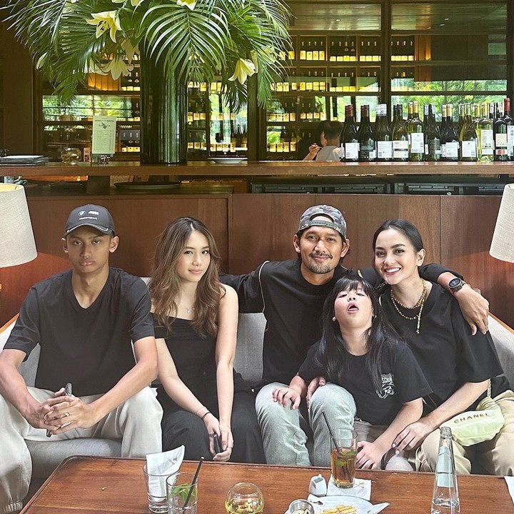<p>Anak-anak Ririn Ekawati dan Ibnu Jamil bahkan kerap terlihat menghabiskan waktu bersama. Momen ini pun menjadi salah satu hal yang disyukuri Ririn. "<em>Blessed.</em> Bisa <em>photo</em> begini udah Seneng banget, <em>Alhamdulillah. </em>ga usah di tag anak2nya hahaha.. dari photo ini terlihatkan kalau susah susah gemes di ajak photo semuanya," tulis Ririn sebagai keterangan fotonya. (Foto: dok. Instagram @ririnekawati)</p>