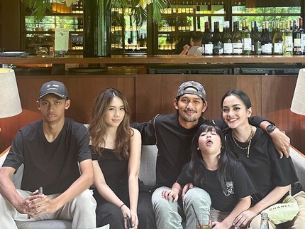Intip 5 Potret Momen Kebersamaan Anak Ririn Ekawati dengan Putra Ibnu Jamil