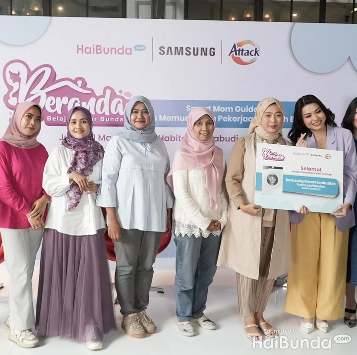 <p>Tidak hanya memberikan berbagai informasi, Beranda kali ini juga bertabur hadiah menarik. Bunda yang beruntung membawa pulang <em>e-wallet</em> sebesar Rp250 ribu. Tidak hanya itu, adapula Bunda yang membawa pulang sebuah Samsung Washing Machine. (Foto: Tim HaiBunda)</p>