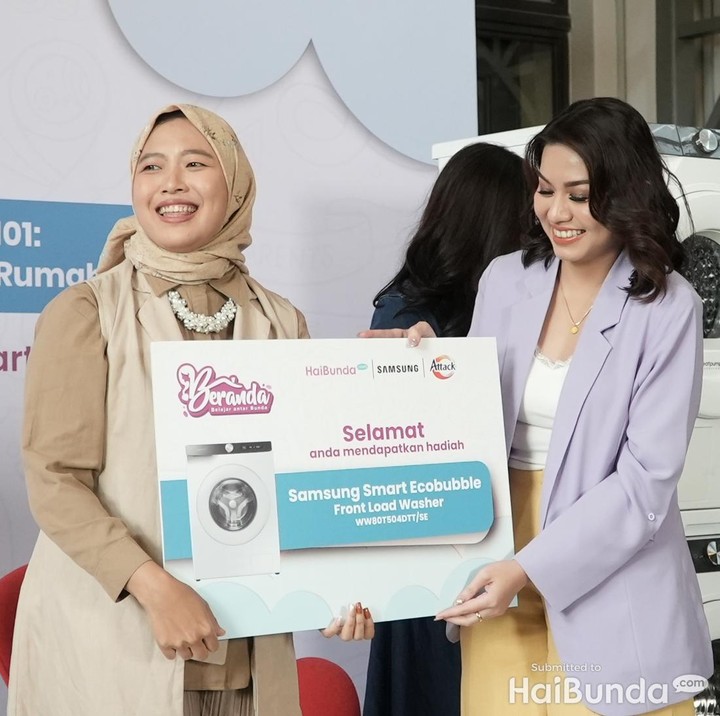<p>"Enggak nyangka banget, emang ceritaku seseru itu? Tapi ternyata pada suka sama storytelling aku. alhamdulillah dapet mesin cuci," ujar Bunda Rika Nurlia, pemenang doorprize Samsung Smart Ecobubble Front Load Washer. (Foto: Tim HaiBunda)</p>