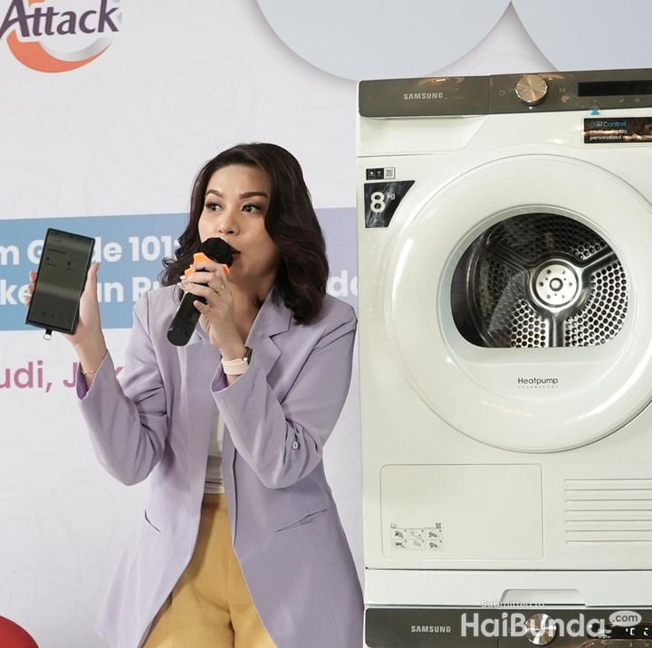 <p>Nancy menjelaskan pentingnya memiliki mesin cuci dengan teknologi tinggi agar Bunda lebih fleksibel mengontrol pekerjaan rumah. "Kalau mesin cuci bisa dikontrol pake smartphone, Bunda ikut talkshow kayak gini juga tenang," kata Nancy. (Foto: Tim HaiBunda)</p>