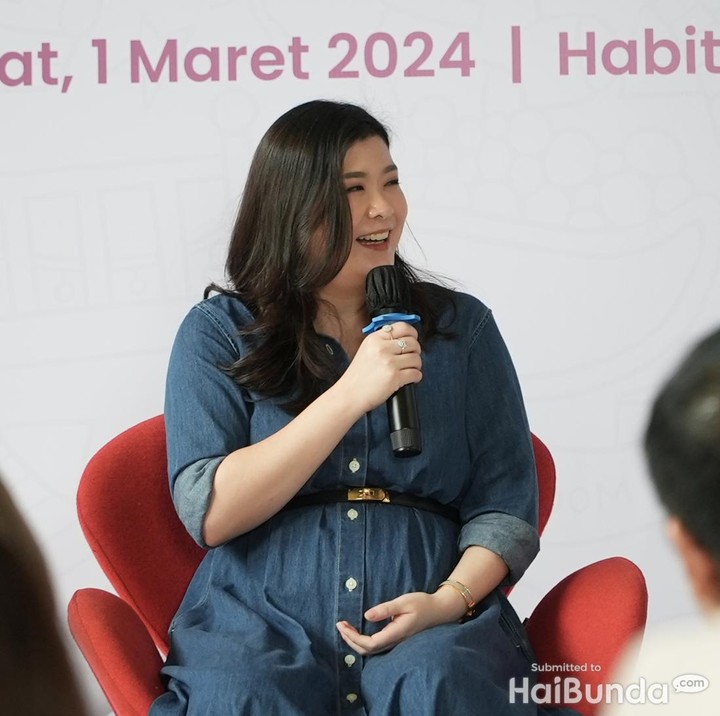 <p>Sementara itu Wulan Wu mengungkapkan bagaimana teknologi sangat membantunya dalam mengerjakan pekerjaan rumah. "Kita harus berteman sama teknologi. Karena kalo belum dialami, itu gak berasa manfaatnya. Tapi pas dijalanin itu bener-bener mempersingkat waktu," ujarnya.  (Foto: Tim HaiBunda)</p>