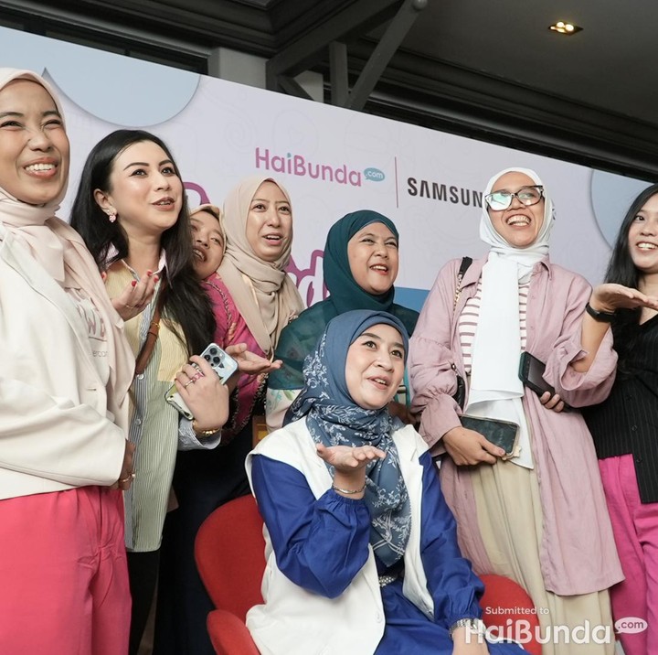 <p>Ketika memasuki area acara, para Bunda terlihat sangat antusias, nih. Beberapa dari mereka bahkan berfoto di atas panggung, lho. (Foto: Tim HaiBunda)</p>