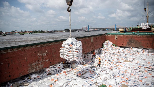 Bulog mencatat 2,9 juta ton beras impor telah masuk ke Indonesia per Oktober 2024.