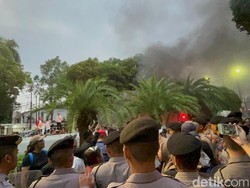 Massa Demo di Depan KPU Paksa Masuk hingga Bakar Ban