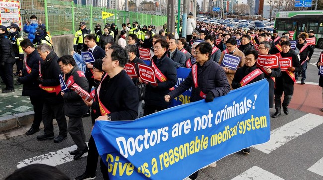 Polisi Korea Selatan menggerebek kantor organisasi medis, Asosiasi Medis Korea, Jumat (1/3), usai dokter magang mengundurkan diri ramai-ramai pekan lalu.