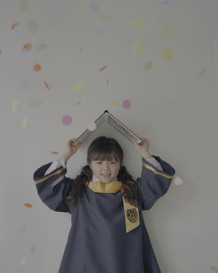Belum lama ini, sang ibu membagikan potret bahagia dari putri kecilnya, Han Yeo Reum, saat merayakan kelulusan TK dengan balutan jubah wisuda lengkap topi toga./Foto: instagram.com/k_han__na