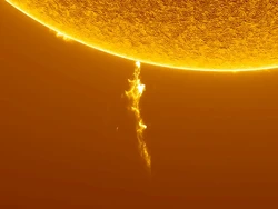 Astrofotografer Abadikan Matahari Saat Julurkan Lidah Api Spektakuler