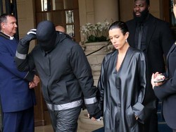 Kanye West Ketahuan Gulung Celana Bianca Censori Agar Makin Vulgar