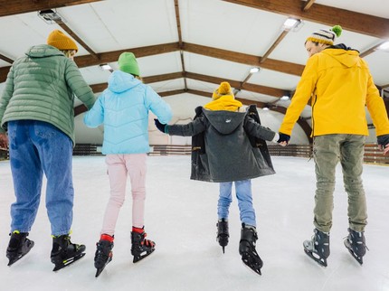 3 Tempat Ice Skating Terdekat di Jakarta dan Biaya Masuknya, Paling Seru & Asyik Bun!