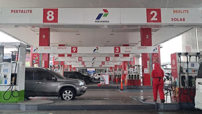 Petugas berjaga di salah satu SPBU Pertamina di Jakarta.