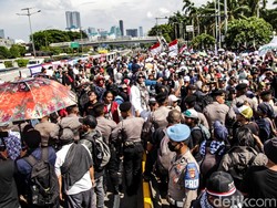 Ada Demo di Depan DPR, Lalin di Jalan Gatot Subroto Ditutup