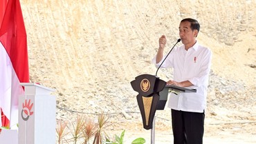 img-title Kasar! Viral Momen Poster Seorang Ibu Direbut Paksa di Hadapan Jokowi