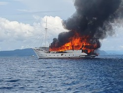 Kapal Pesiar Terbakar di Raja Ampat Ada 9 Wisman, Ini Daftar Penumpangnya