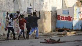 Darurat di Haiti: Gangster vs Militer Bentrok sampai PM Henry 'Kabur'