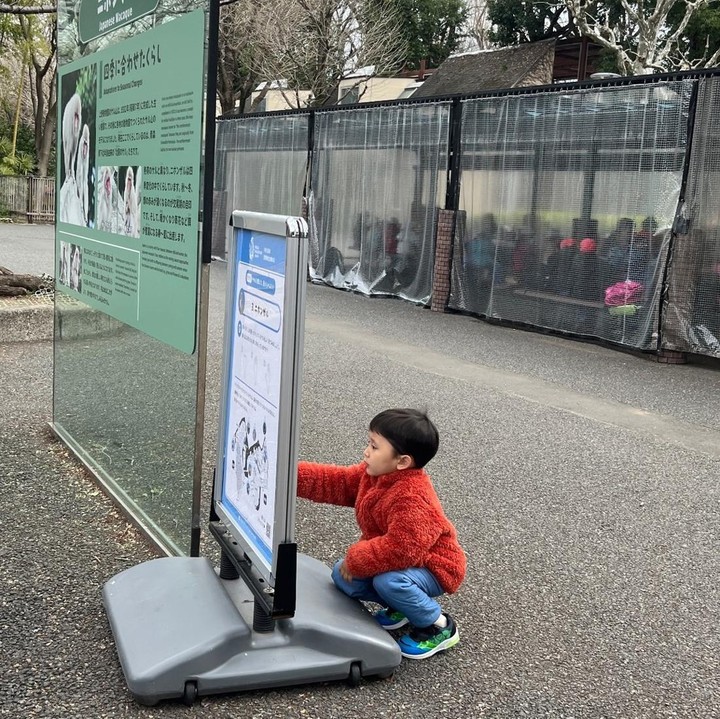 <p>Anak-anak Zaskia begitu bersemangat dalam menjalani liburan kali ini. Di salah satu unggahan, Zaskia mengabadikan potret antusiasme putranya saat melihat peta wisata. "<em>Tour guide</em> kita lagi cek <em>map,"</em> kata Zaskia. (Foto: Instagram @zaskiadyamecca @hanungbramantyo)</p>