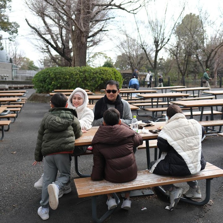 <p>Zaskia dan Hanung juga terpaksa mengajak anak-anaknya menikmati makan di tengah udara dingin karena belum bisa masuk ke penginapan. "Akhirnya kita ke Ueno Park, jajan sarapan di ministore trus cari spot untuk buka lapak.. Dengan udara 3 derajat celcius, sarapan di luar gini nyenengin banget <em>masyaAllah,"</em> Zaskia bercerita. (Foto: Instagram @zaskiadyamecca @hanungbramantyo)</p>