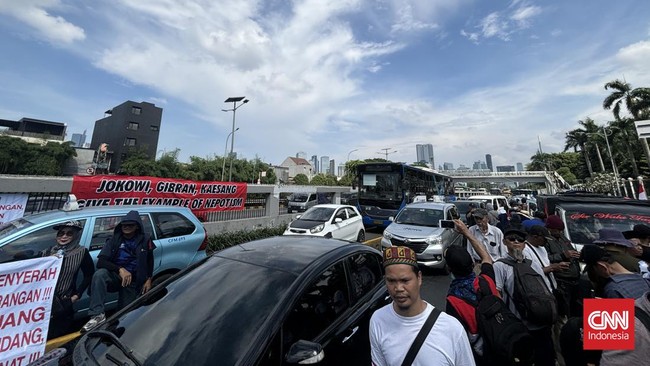 Arus lalu lintas Jalan Gatot Subroto di depan Kompleks DPR/MPR, Jakarta macet buntut demonstrasi yang digelar sejumlah elemen masyarakat, hari ini.