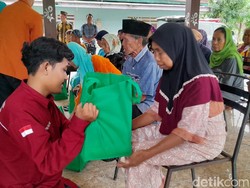 Mahasiswa Banyuwangi Bagikan Sembako ke Ratusan Lansia
