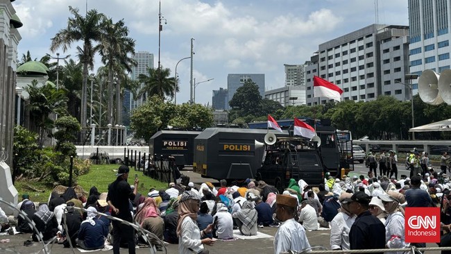 Demo di depan Gedung DPR terbagi dengan massa yang menolak dan mendukung hak angket mengusut dugaan kecurangan Pemilu 2024 hingga pemakzulan Jokowi.