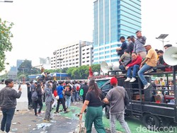 Massa Demo Bubar, 2 Kubu Tinggalkan Lokasi Depan DPR