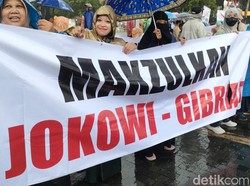 Demo di Depan Balai Kota Solo, Massa Bawa Spanduk Makzulkan Jokowi-Gibran