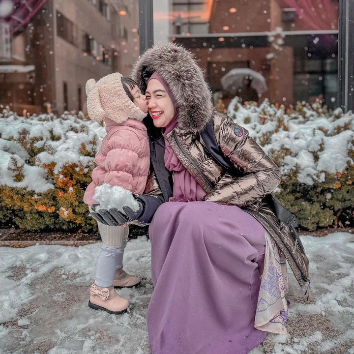 <p>"Pokoknya Moana <em>Happy</em> saja sudah cukup ya Bu Icis," kata seorang netizen. "Bahagia selalu ya Moana dan Bu Icis. Doaku selalu menyertaimu," ungkap netizen lainnya. (Foto: Instagram: @riaricis1795)</p>