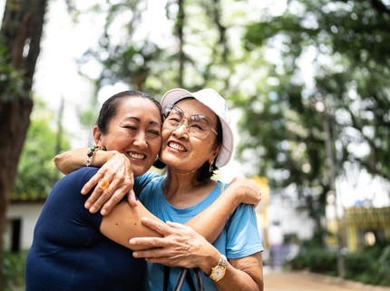 Bersahabat Lama, Dua Bunda Ini Jadi Besan karena Kedua Anak Berteman sejak Kecil