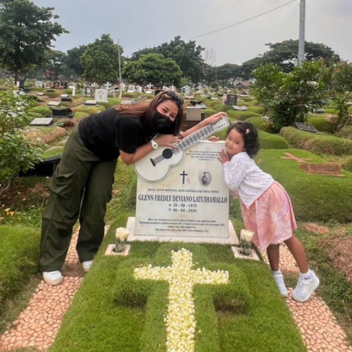 <p>"HBD Gewa, panjang umur dan sehat selalu. Jadi anak yang membanggakan," kata seorang netizen. "<em>Happy birthday</em> anak cantiknya Ayah Glenn Fredly, sehat selalu ya Nak, jagain Mama ya sayang," ujar netizen lainnya dengan emotikon hati. (Foto: Instagram: @mutia_ayuu)</p>