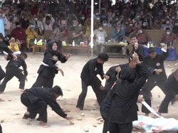 Tradisi Perang Ketupat di Babel Dipercaya Bersihkan Kampung dan Tolak Bala