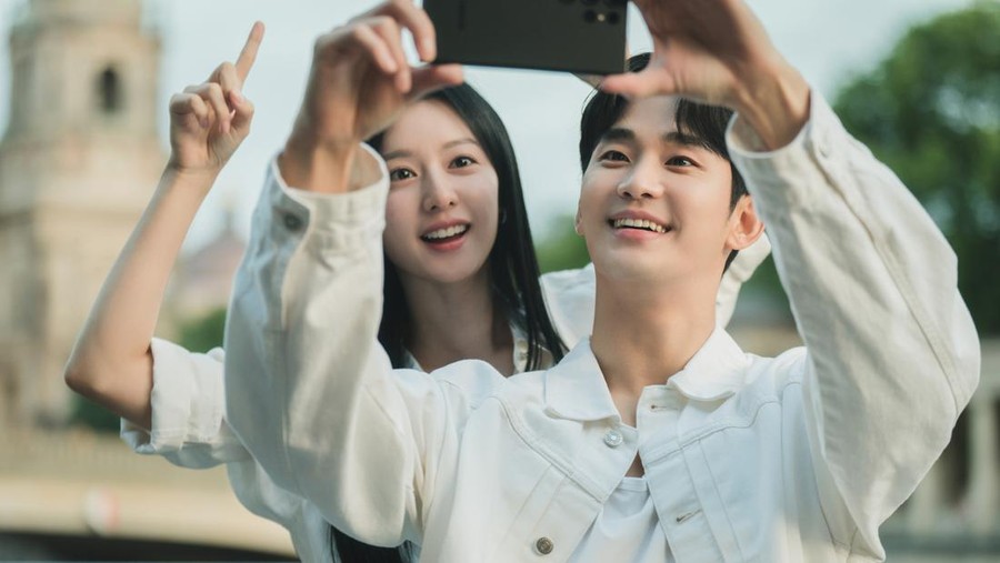 Adegan dalam drama Korea Queen of Tears, tayang di Netflix mulai 9 Maret.