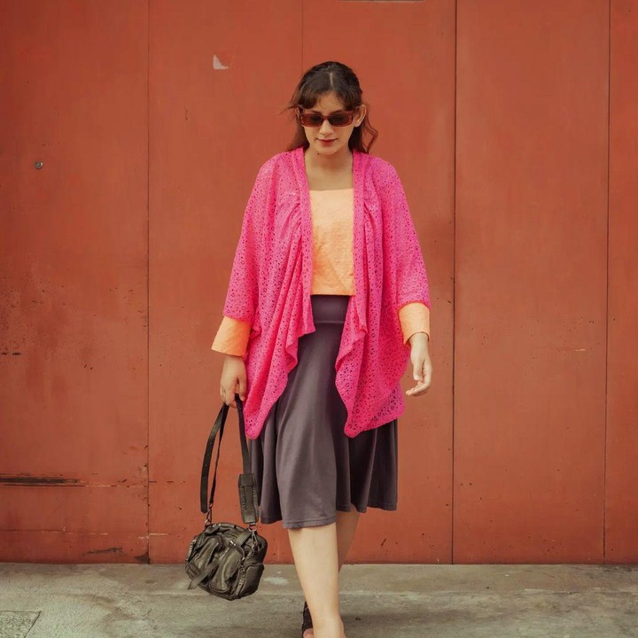 <p>Dalam kesehariannya Ota juga sering tampil dengan gaya yang sangat stylish. Gaya berbusana Ota sering mendapat pujian dari netizen dan banyak yang mengatakan Ota tampak semakin cantik saat hamil. (Foto: Instagram: @qurrrotuayun)</p>