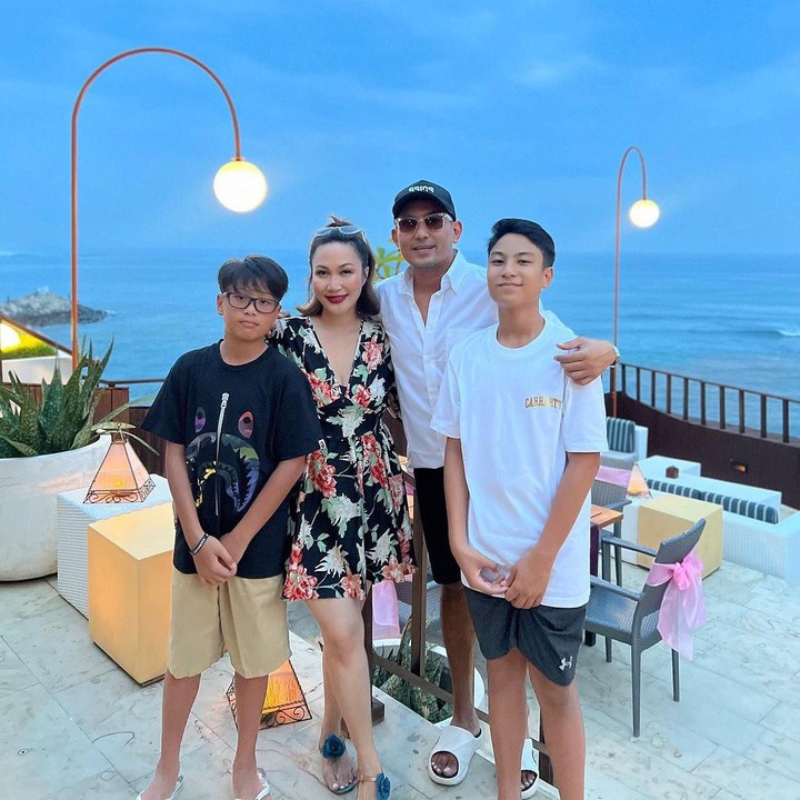 <p>Seperti yang baru-baru ini mereka unggah, Rio bersama istri dan kedua anaknya itu diketahui tengah menikmati liburan di Pulau Dewata Bali. (Foto: Instagram@riofebrian25)</p>
