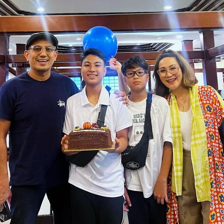 <p>Meski jarang membagikan potret bersama keluarga, rumah tangga mereka yang telah berjalan 14 tahun ini semakin terlihat harmonis dan jauh dari gosip rumah tangga. (Foto: Instagram@sabriakono)</p>
