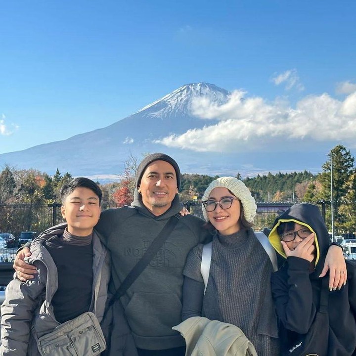 <p>Mereka pun selalu kompak merayakan ulang tahun bersama. Bahkan, belum lama ini mereka liburan ke Jepang juga untuk merayakan ulang tahun Sabria, lho, Bunda. (Foto: Instagram@sabriakono)</p>