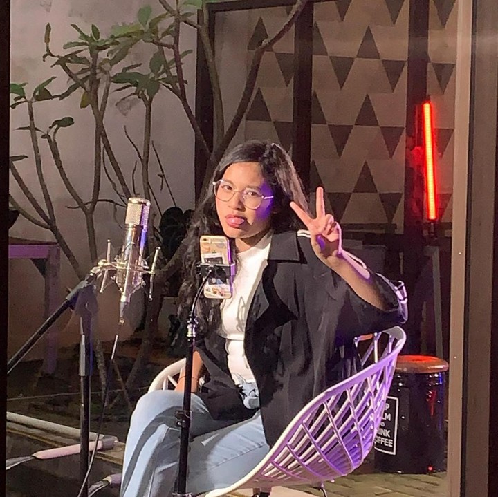 <p>Shakiena juga terjun ke industri musik. Ia menjadi anggota band Shallee yang dibentuk sejak awal 2024. "Nama Shallee diubah oleh Shakiena dari kata Shalih yang dalam bahasa Arab artinya adalah 'Kebaikan yang terus mengalir'. Tiap personel Shallee pun berharap lagu-lagu yang mereka suguhkan dapat mengalirkan kebaikan dari tiap lirik lagunya," tulis Shakiena lewat unggahan media sosialnya. (Foto: Instagram @shakiena.azalea)</p>