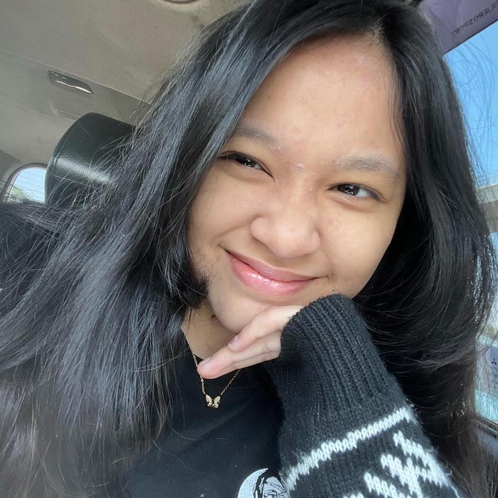 <p>Dalam band yang baru saja ia bentuk, Shakiena berperan sebagai vokalis. Kita doakan semoga kariernya di dunia musik sukses seperti sang Ayah, ya. (Foto: Instagram @shakiena.azalea)</p>