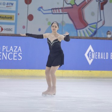 7 Potret Shakiena, Putri Pasha & Okie Jadi Vokalis Band-Atlet Ice Skating