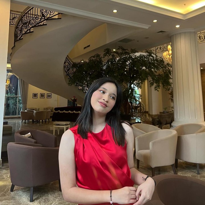 <p>Shakiena lahir pada 2006. Saat ini ia baru berusia 17 tahun, Bunda. Pemilik nama lengkap Shakiena Azalea Putrina Pasha itu tumbuh menjadi gadis yang cantik seperti sang ibunda, ya? (Foto: Instagram @shakiena.azalea)</p>