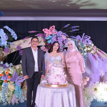 Ikuti Jejak Sang Ayah Jadi Vokalis, 7 Potret Kedekatan Shakiena dengan Pasha Ungu