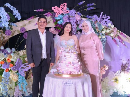 7 Potret Shakiena Putri Pasha Ungu & Okie Agustina Jago Ice Skating, Kini Jadi Anak Band