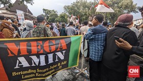 Demo Hak Angket Pemilu Curang di Solo, Spanduk Mega-AMIN Terbentang