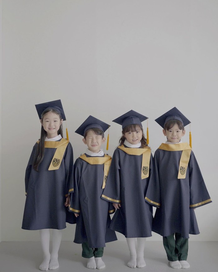 Tak sendirian, aktris cilik ini juga begitu bahagia merayakan kelulusan TK bersama teman-temannya./ Foto: instagram.com/saenal2