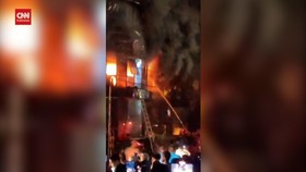 VIDEO: Detik-Detik Si Jago Merah Lahap Mal di Bangladesh