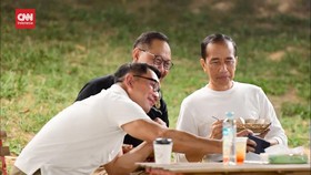 VIDEO: Momen Jokowi Bersama Menteri Nikmati Suasana Malam di IKN
